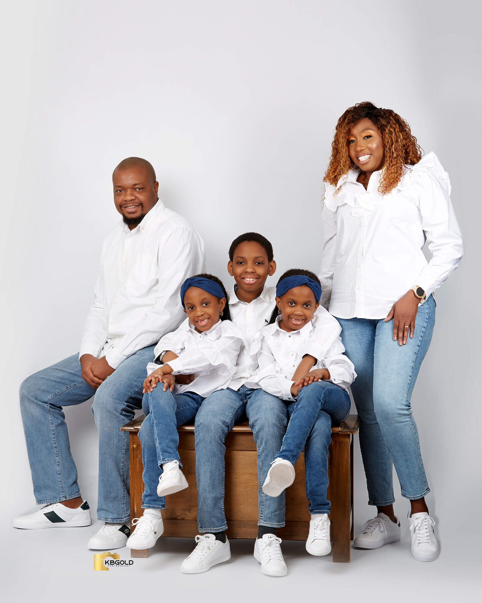 Family photo color combination: black shirt and blue jeans | Large family  photos, Big family photos, Family portrait poses