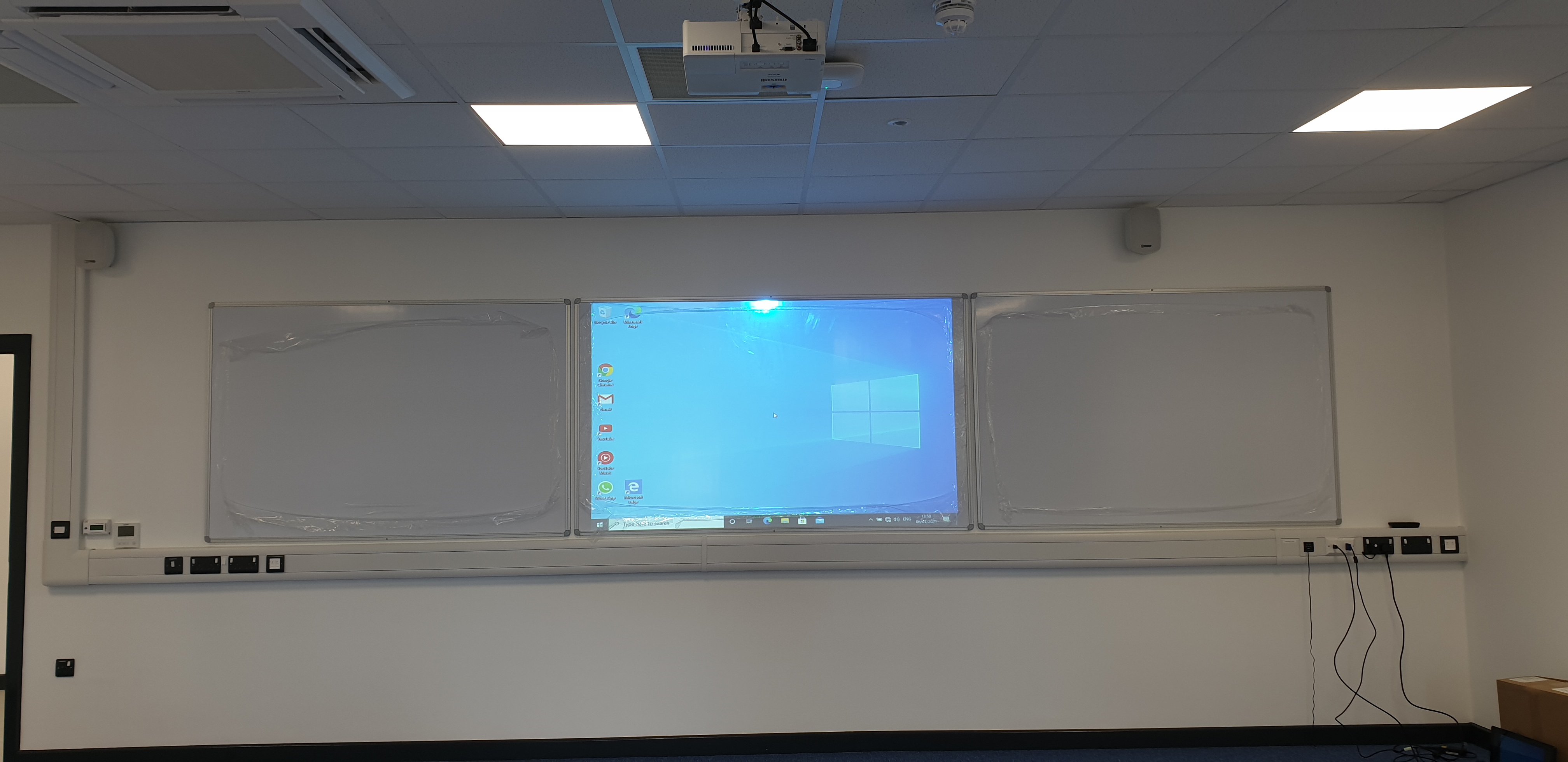 Extended drywipe teaching wall with centre projection board.