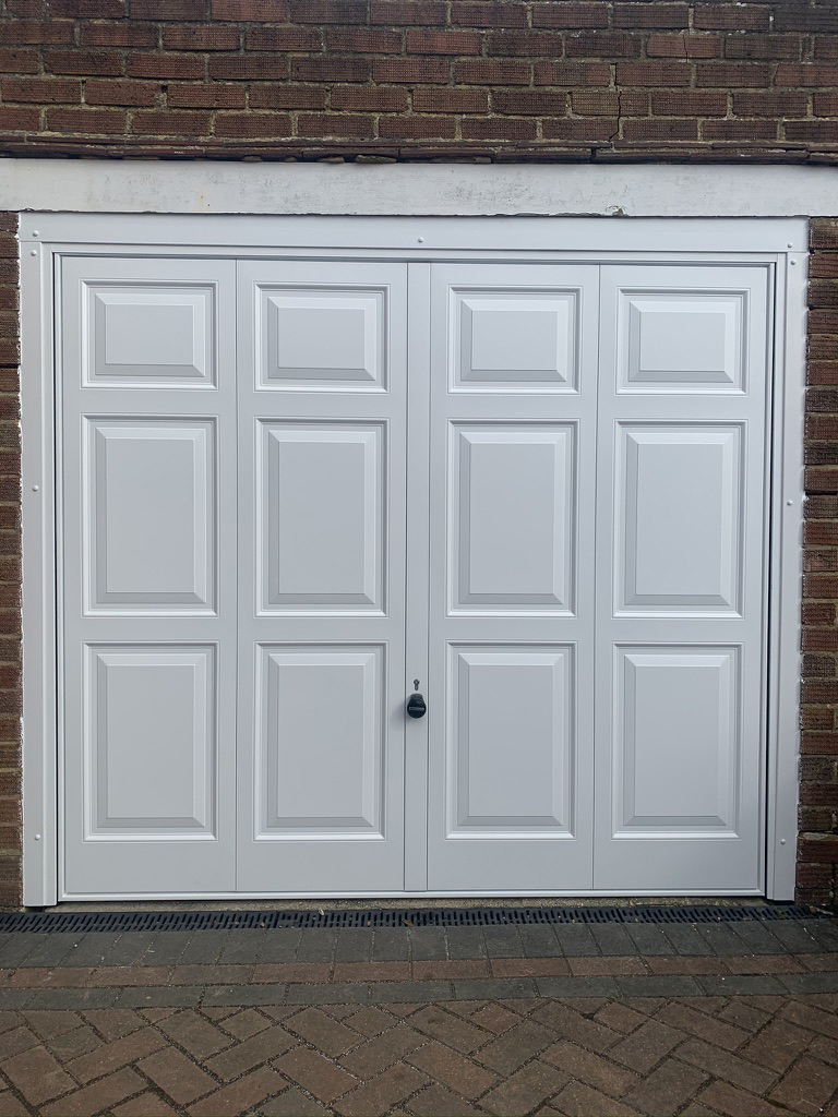 Single Steel (White) Beaumont Retractable Garage Door.